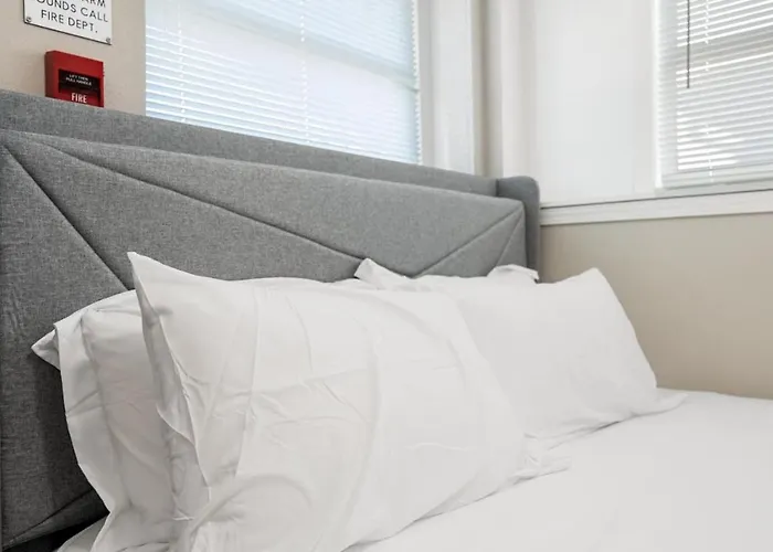 A Trendy Escape Close To Downtown Apartamento Peoria
