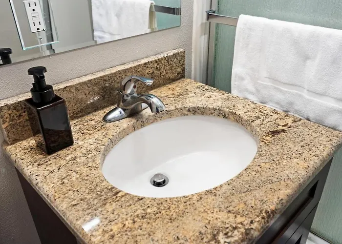 A Trendy Escape Close To Downtown Apartamento